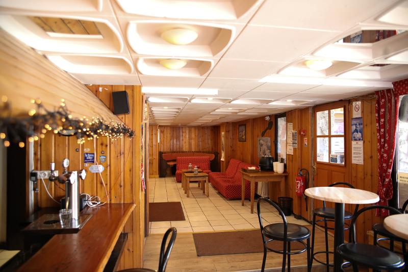 Een eetzaal van een hotel op jongeren skivakantie