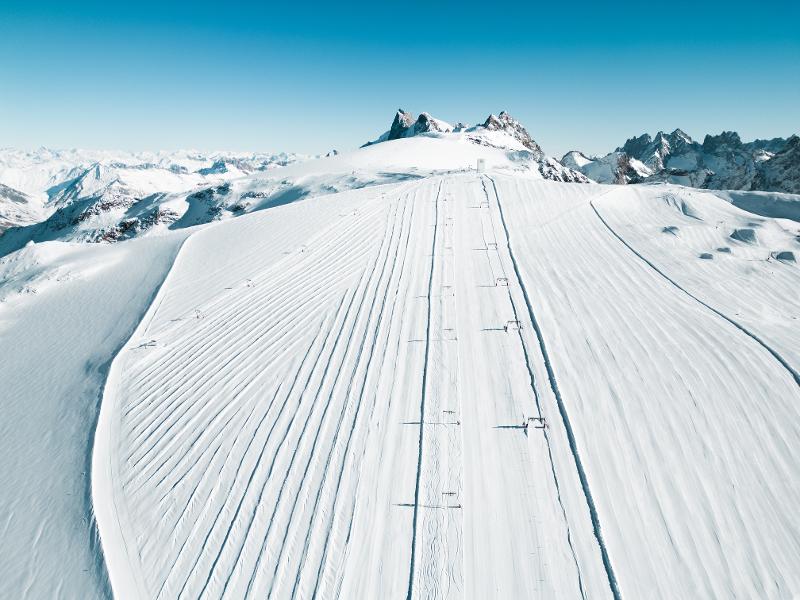 Een besneeuwde skipiste op jongeren skivakantie