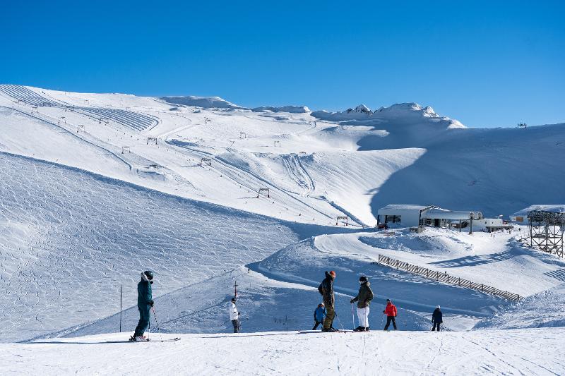 een berg tijdens een jongerenreis wintersport