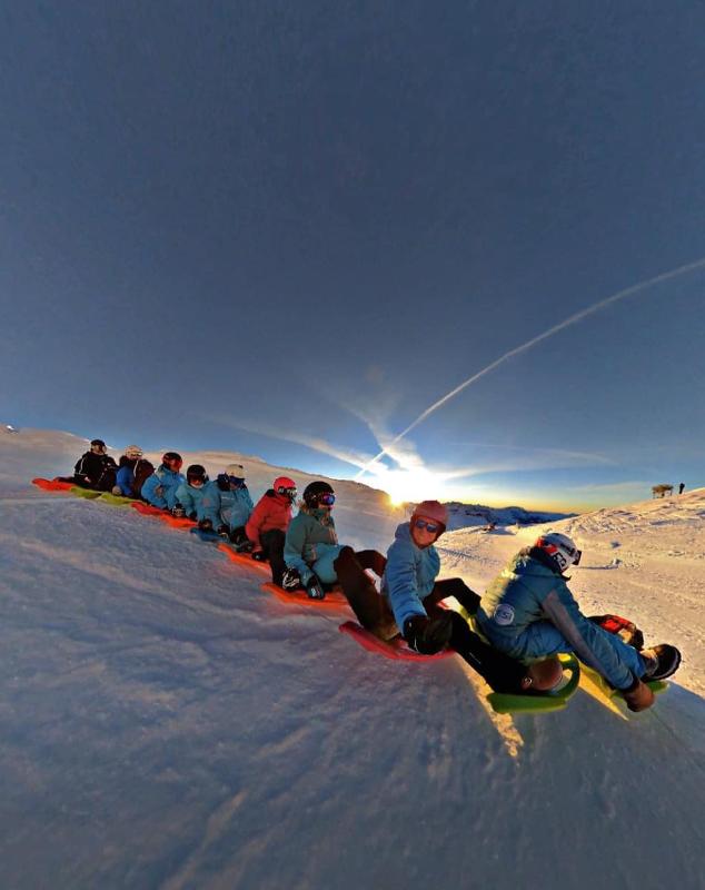 jongeren hebben lol tijdens een jongerenreis wintersport