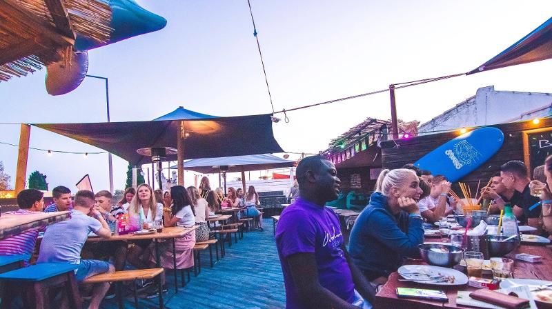 De bar op jongerenreis naar Albufeira