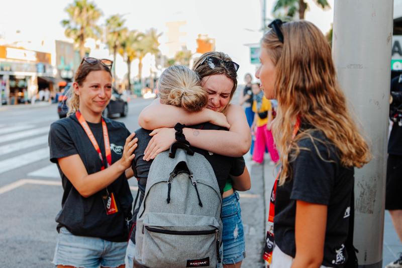Jongeren nemen afscheid na de jongerenreis naar Calella