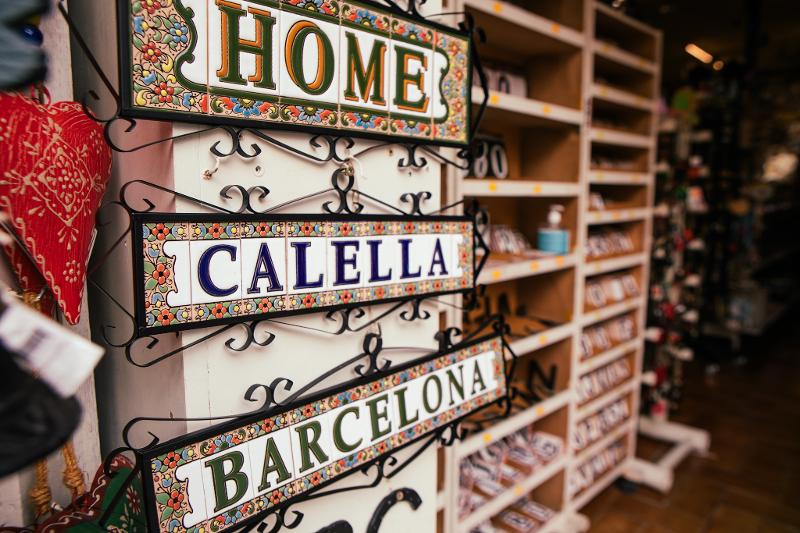Producten in een souvenirwinkel in Calella tijdens de jongerenreis