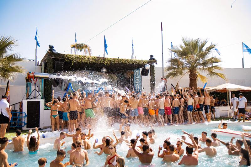 Jongeren op een poolparty tijdens de jongerenreis naar Calella