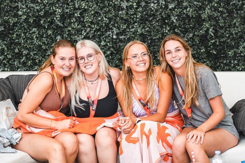Vriendinnengroep tijdens hun jongerenreis naar Calella