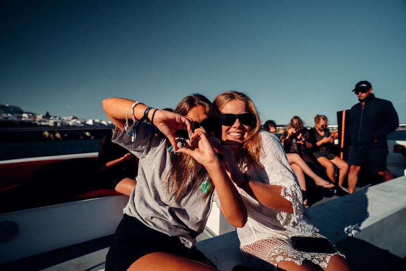 Twee vriendinnen op een boot tijdens hun jongerenreis naar Calella