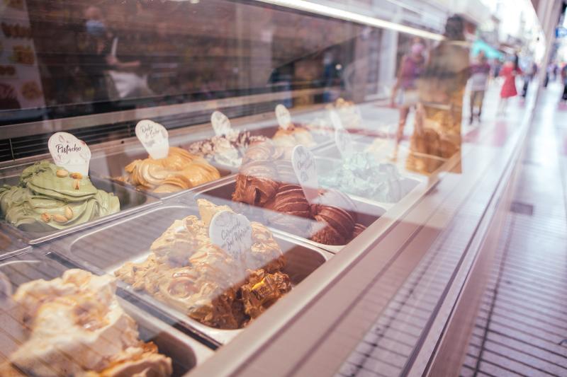 Een ijszaak tijdens de jongerenreis naar Calella