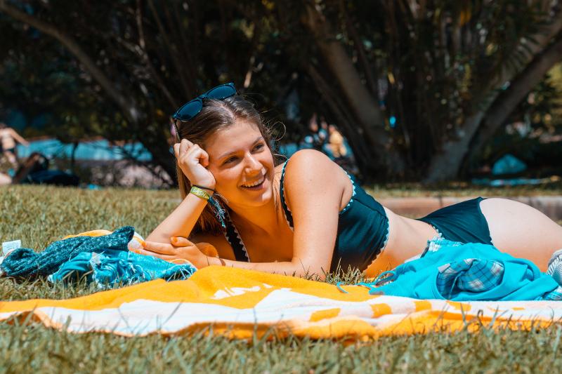 Meisje aan het zonnen tijdens haar jongerenreis naar Calella