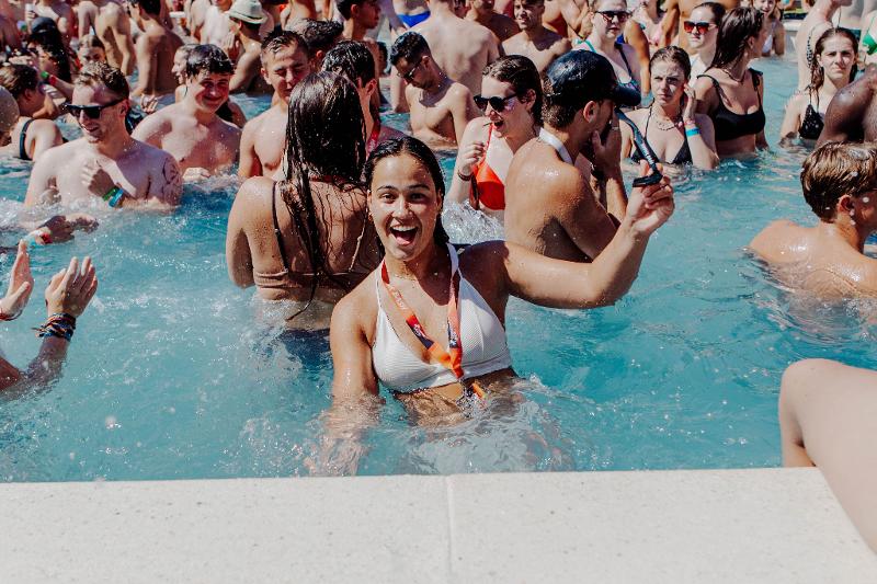 Meid heeft veel plezier tijdens een zwembadfeestje tijdens jongerenreis 16 jaar