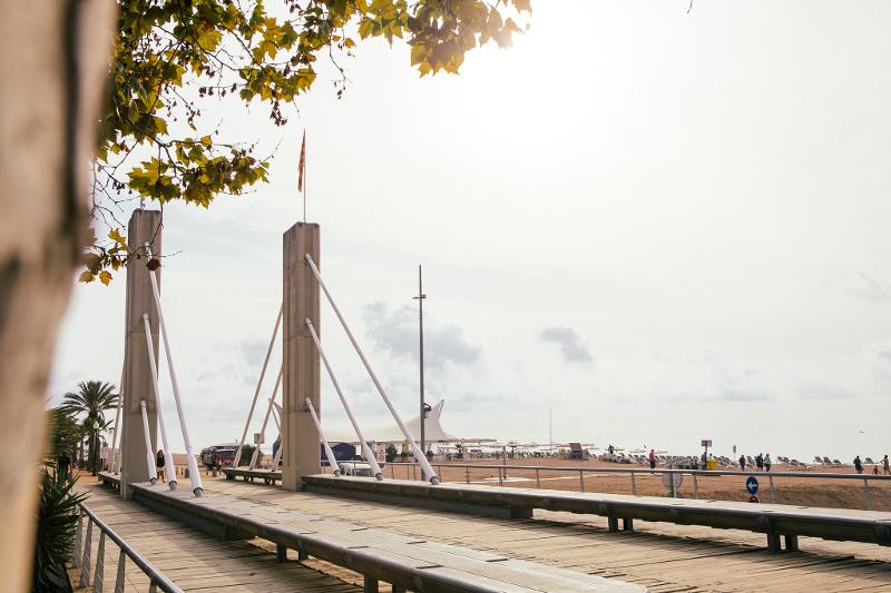 De strandboulevard van Calella tijdens de jongerenreis