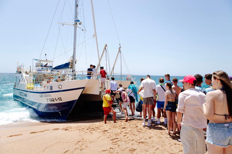 stap op de boot tijdens een groepsreis