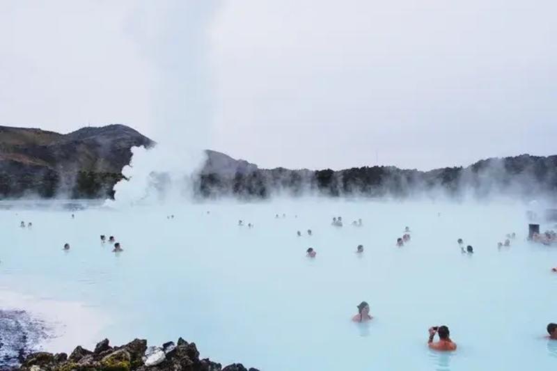 De blue lagoon van een afstandje tijdens de groepsreis naar IJsland.
