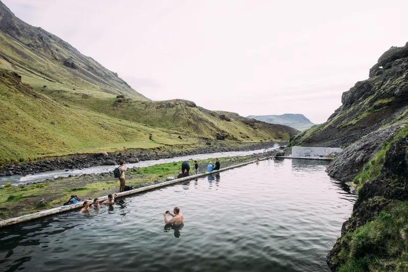 Zwem in de natuur tijdens een jongerenvakantie 17 jaar