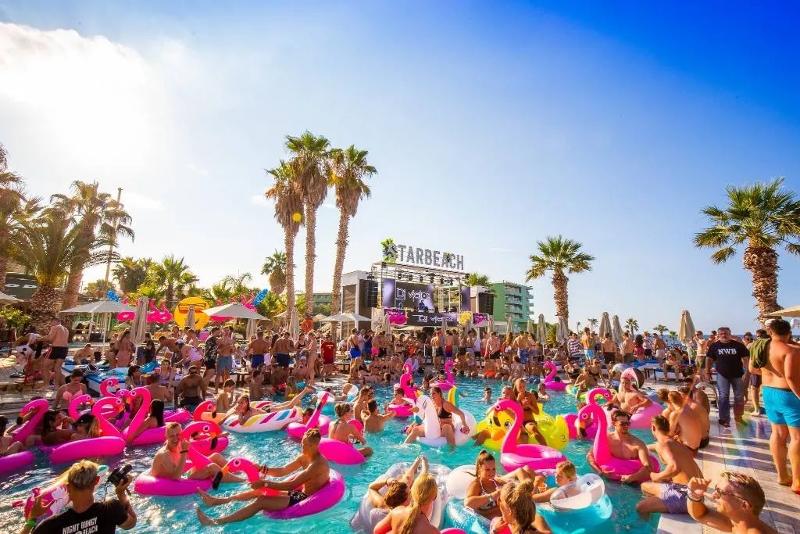 Poolparty met flamingo's.