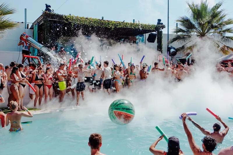 Een foto van een schuimparty bij het zwembad tijdens een jongerenvakantie Lloret de Mar met alle deelnemers