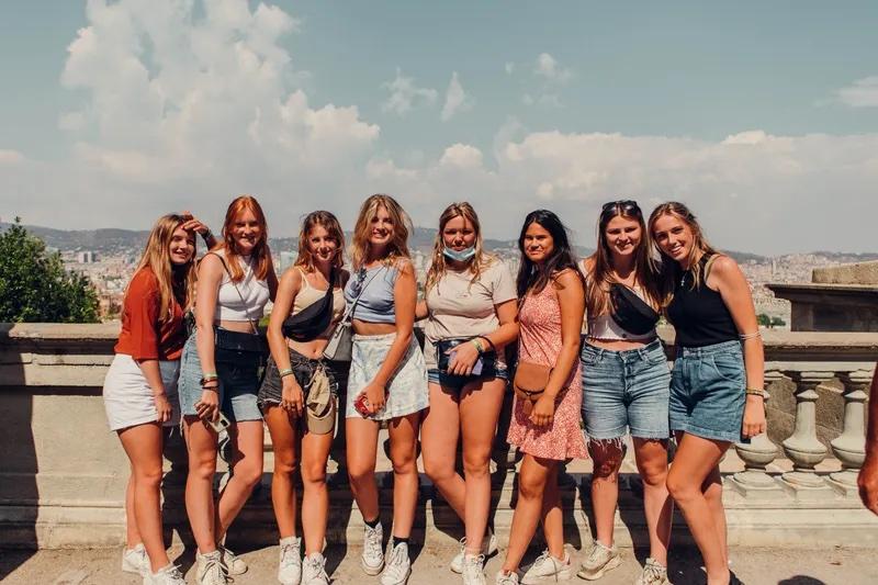 Een groep deelnemers staat met elkaar op de foto tijdens een excursie van een jongerenvakantie Lloret de Mar