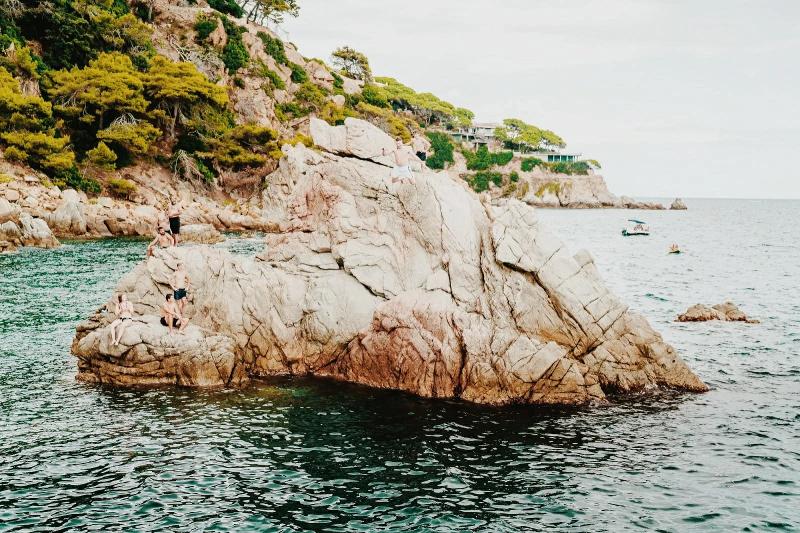 Deelnemers van een jongerenvakantie Lloret de Mar gaan rotsspringen