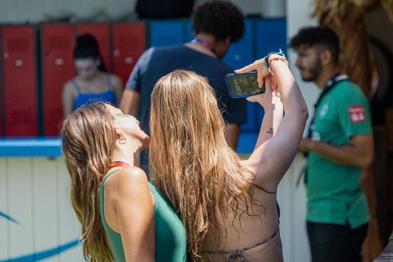 Meiden maken een selfie tijdens hun jongerenreis in Malgrat de Mar