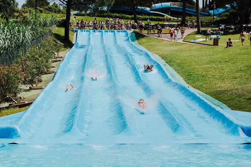 Jongeren glijden van glijbaan tijdens hun jongerenreis in Malgrat de Mar