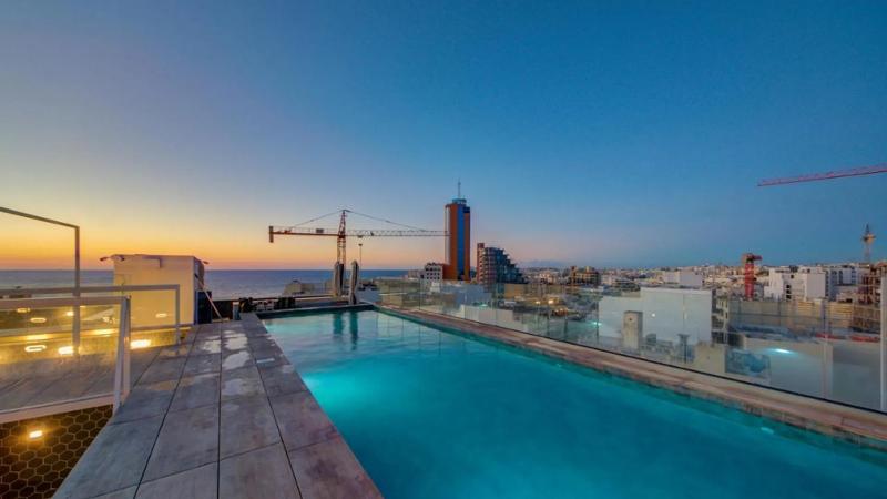 Chillen aan het zwembad van het hotel in Malta.
