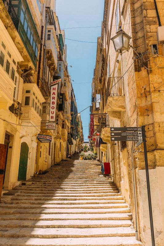 een straat in malta tijdens een internationaal kamp