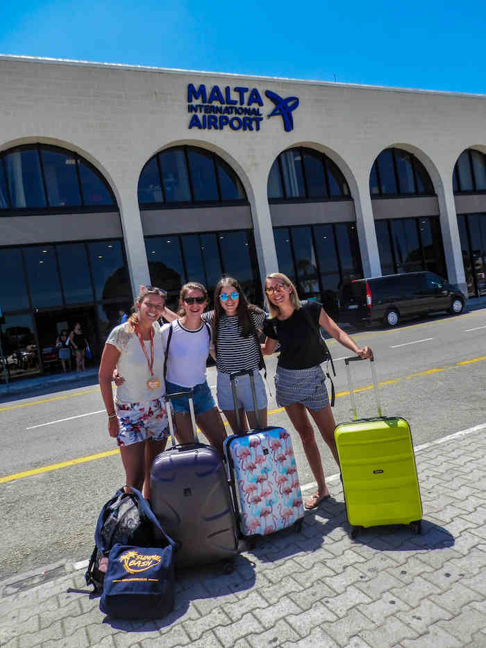 Jongeren op jongerenreis aangekomen aan de luchthaven in Malta.