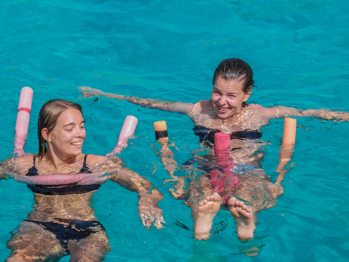 Jongeren zwemmen op jongerenreis naar Malta in de zomer.