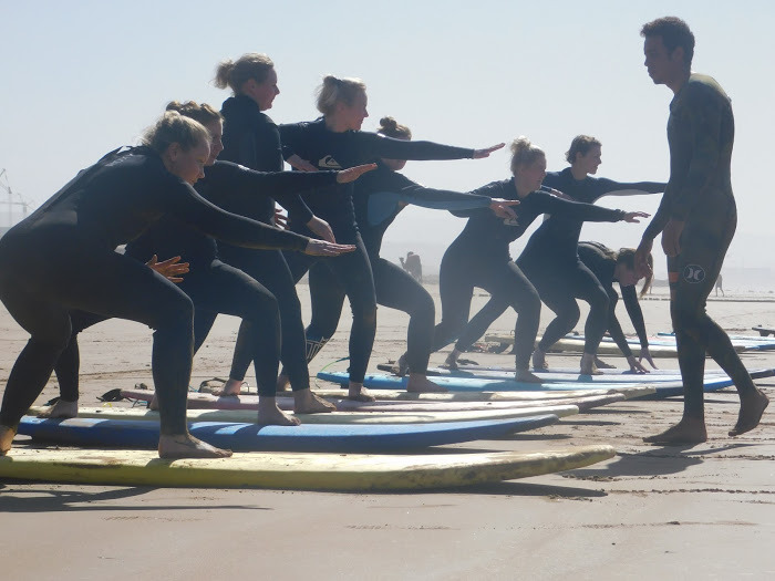 Jongeren op jongerenreis naar Marokko oefenen op het strand.