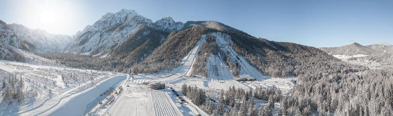 Een panorama vol sneeuw op groepsreis skivakantie in Slovenië