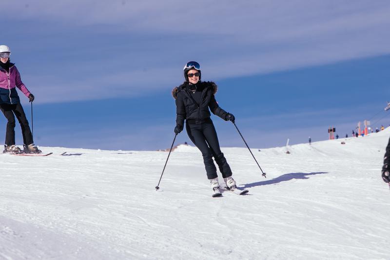 Een meisje is aan het skiën op groepsreis skivakantie in Slovenië