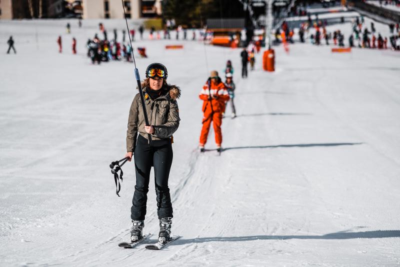 Jongeren hangen aan de skilift op groepsreis skivakantie.