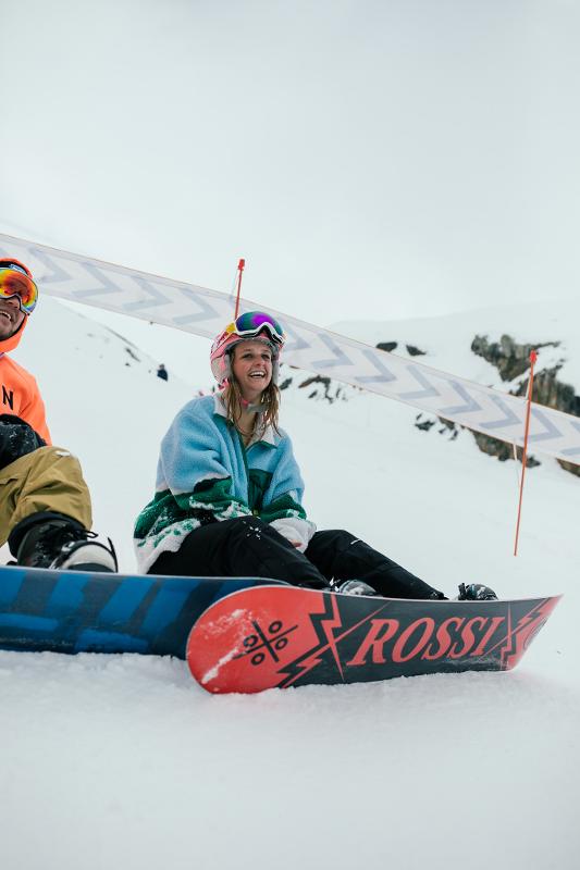 Twee snowboarders op groepsreis skivakantie in Slovenië
