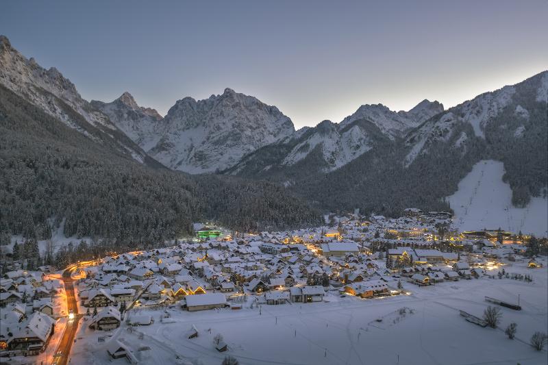 Een verlicht dorp in een vallei op groepsreis skivakantie in de sneeuw