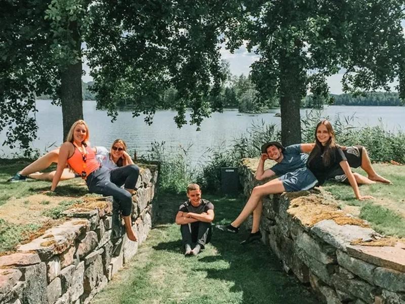 Een groepsfoto van de jongerenreis in Zweden