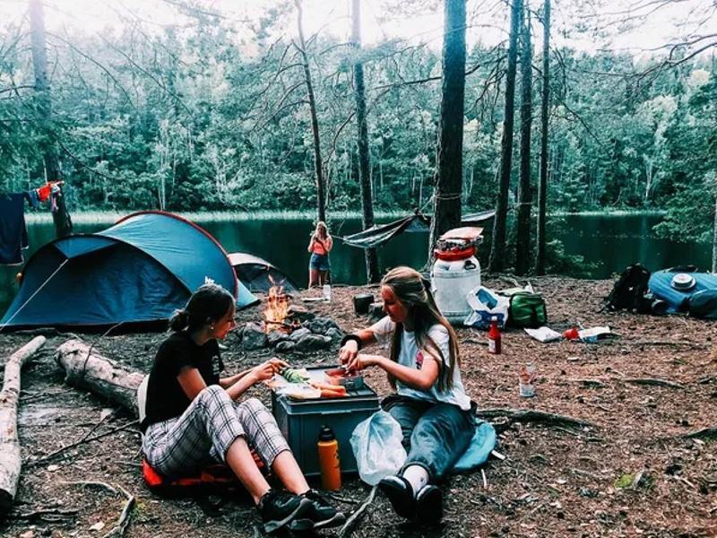 Jongeren koken samen op jongerenreis in Zweden
