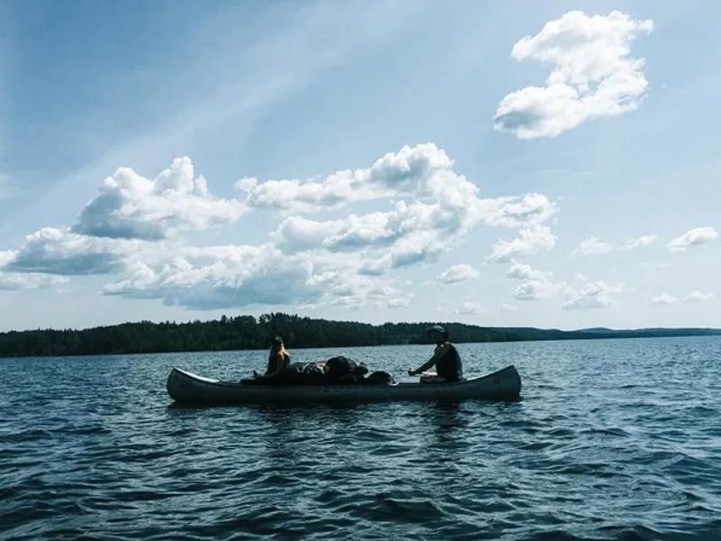 Jongeren in kano op het water tijdens hun jongerenreis in Zweden