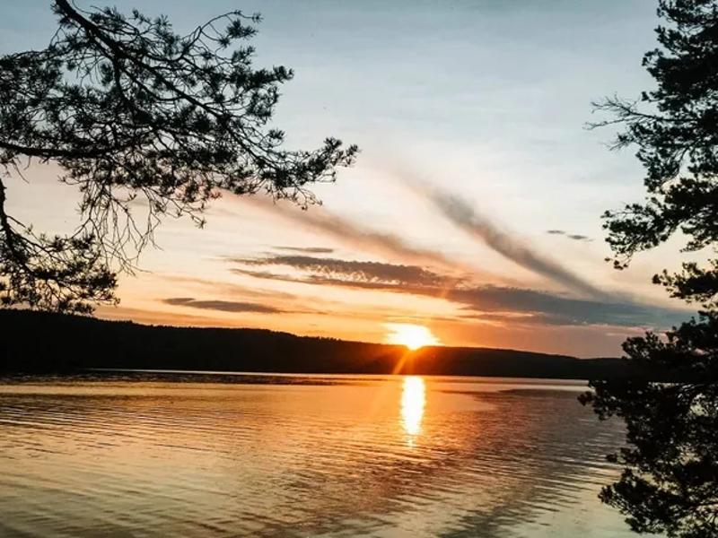 Zonsondergang over de bossen tijdens de jongerenreis in Zweden