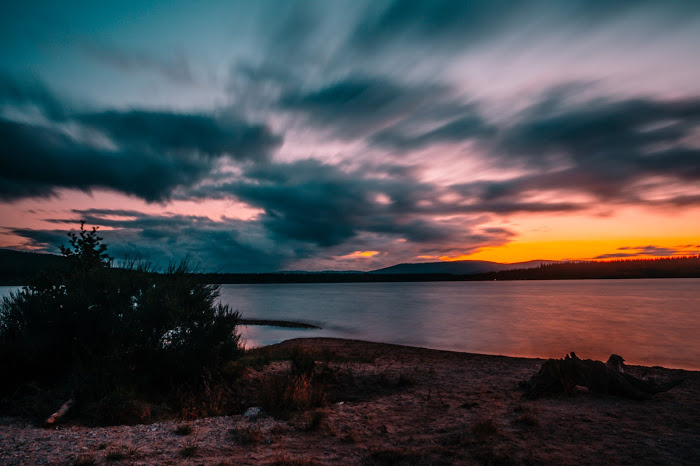 Een roodblauwe lucht tijdens de jongerenreis in Zweden.
