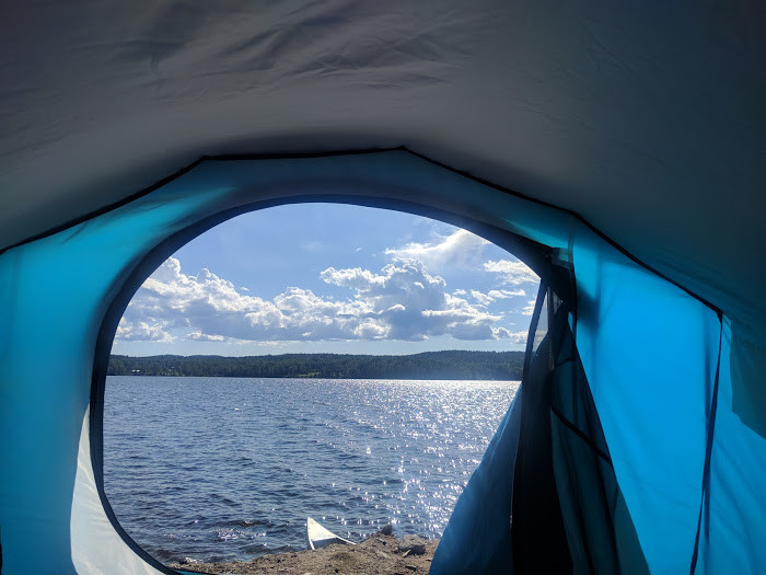 Een tent bij het water op jongerenreis door Zweden.