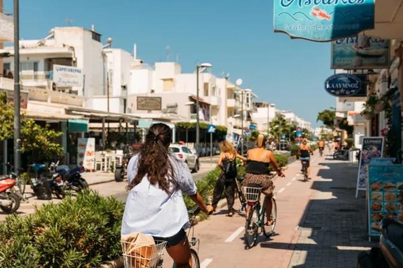 fiets met vrienden tijdens een jongerenvakantie Griekenland