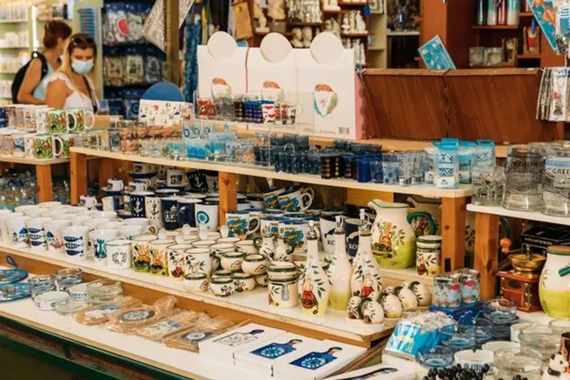 koop souvenirs tijdens een jongerenvakantie Griekenland
