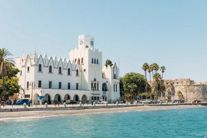 je ziet mooie gebouwen tijdens een jongerenvakantie Griekenland