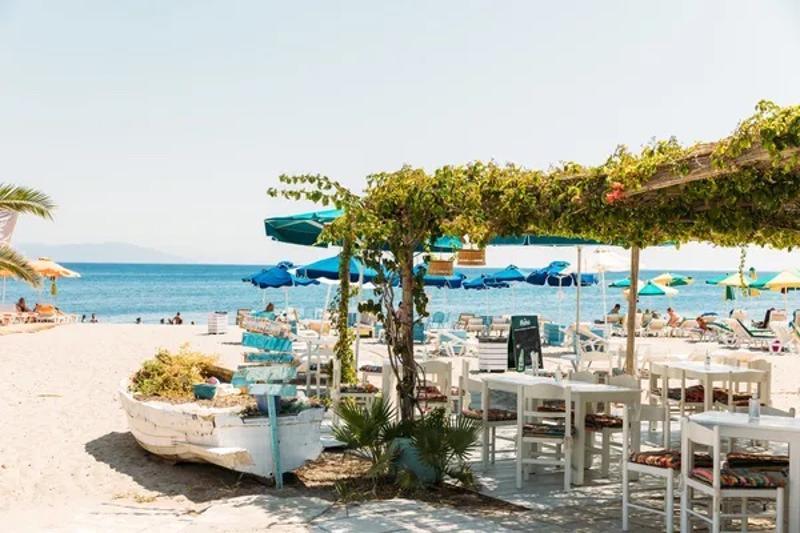 chill op het strand tijdens een jongerenvakantie Griekenland