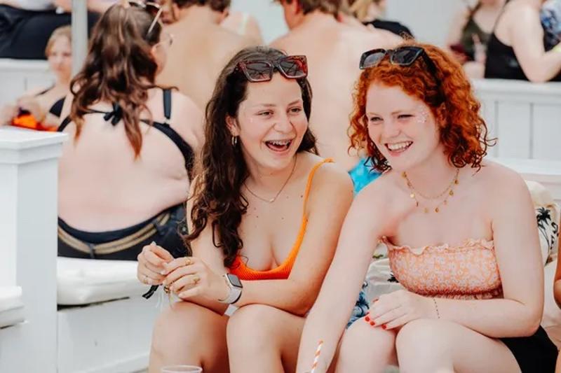 lachen met vriendinnen tijdens een internationaal kamp