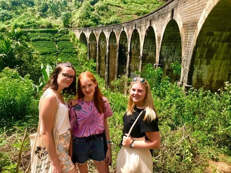 Meiden op de foto met mooi uitzicht tijdens groepsreis in Sri Lanka