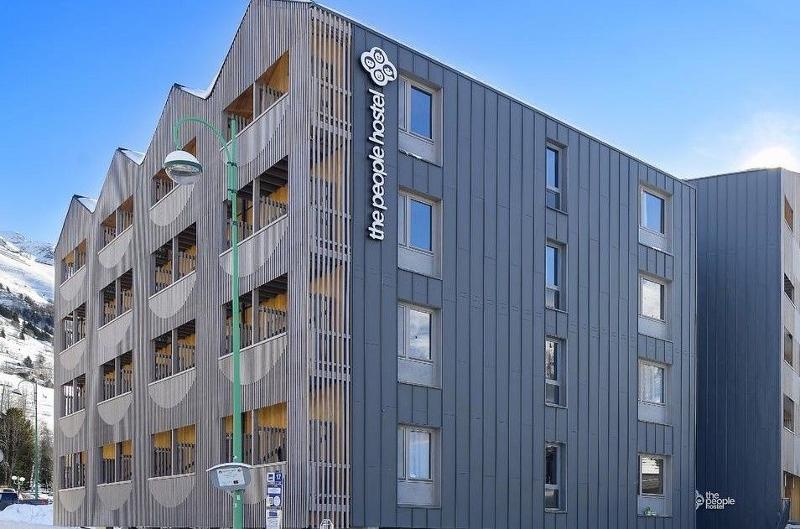 het buitenaanzicht van het hotel op kamp krokusvakantie in frankrijk 