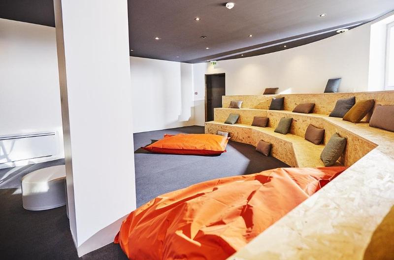 de chill ruimte in het hotel op kamp krokusvakantie in frankrijk 