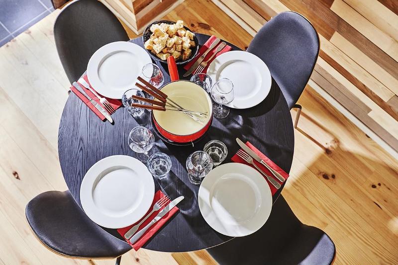 bovenaanzicht van een tafel in het hotelrestaurant op kamp krokusvakantie in frankrijk 