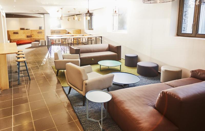 de relaxruimte met banken en stoelen op kamp krokusvakantie in frankrijk 