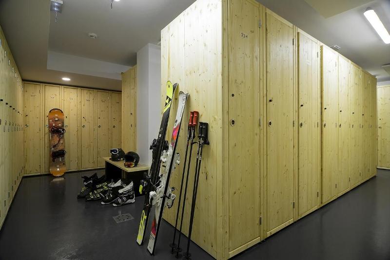 de lockerroom met wat skimateriaal op kamp krokusvakantie in frankrijk 